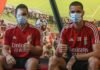 Torcida apedreja ônibus do Benfica e dois jogadores ficam feridos