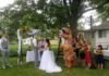 Madrinha aparece no casamento da irmã fantasiada de tiranossauro nos EUA
