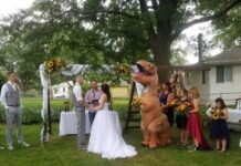 Madrinha aparece no casamento da irmã fantasiada de tiranossauro nos EUA